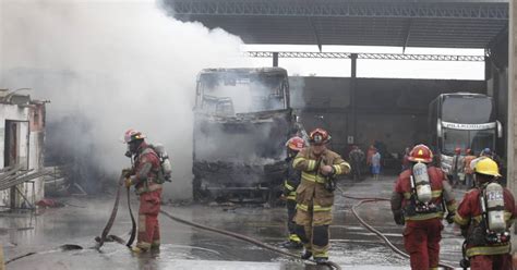 Reportan incendio de dos buses en la Av Prolongación Mariscal Nieto