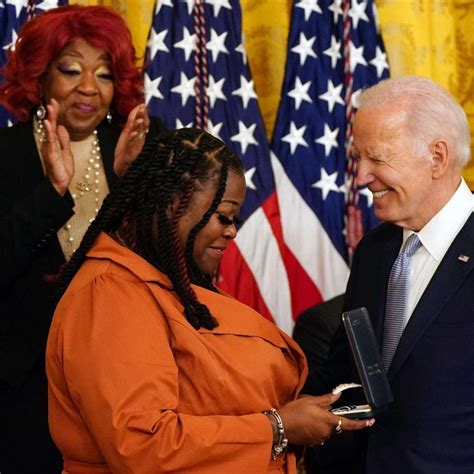 Biden Honra A Policías Y Funcionarios En Aniversario De Asalto Al Capitolio