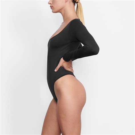 Essential Long Sleeve Scoop Neck Bodysuit Soot Skims