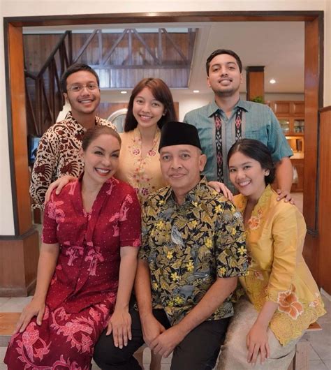 10 Kebaya Keluarga Haque Stunning Bak Pinang Di Belah Dua
