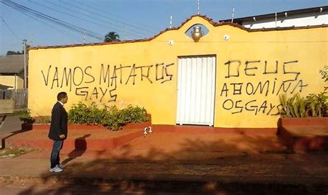 Vândalos picham Deus abomina os gays em muro da casa de ativista GLBT