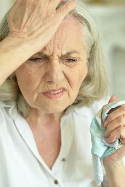 Cierra El Retrato De Una Anciana Triste Con Dolor De Cabeza En Casa