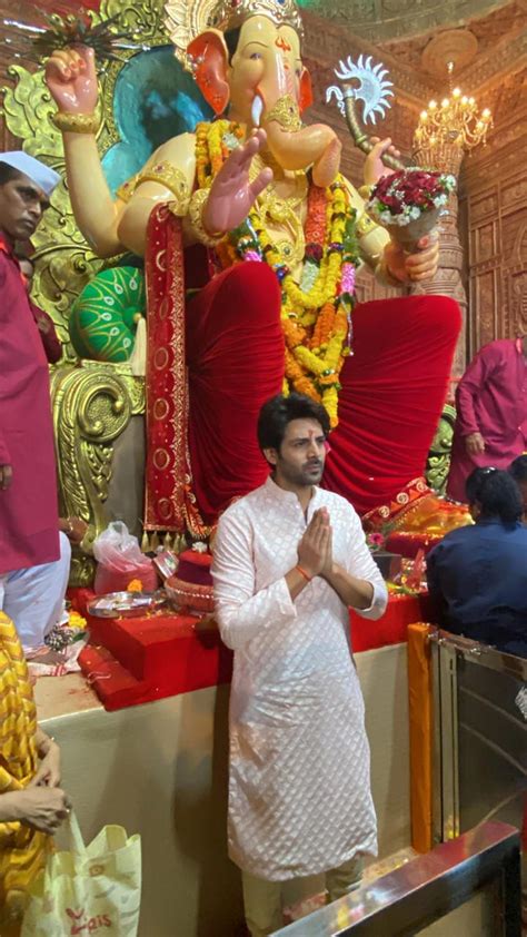 Ganesh Chaturthi Kartik Aaryan Visits Lalbaugcha Raja Arjun Bijlani