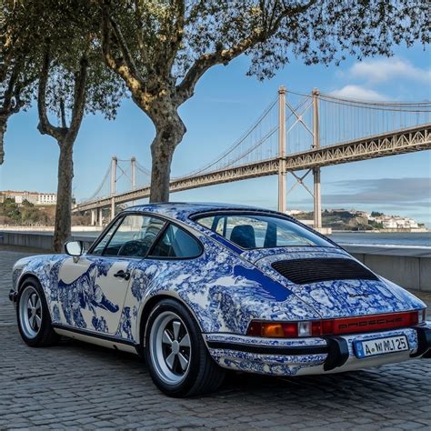 Une BMW Bleue Et Blanche Avec Une Plaque D Immatriculation Qui Dit