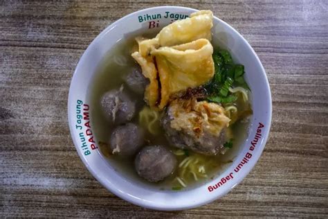 Comida Tradicional De Indonesia Bakso O Bola De Carne Servida Con