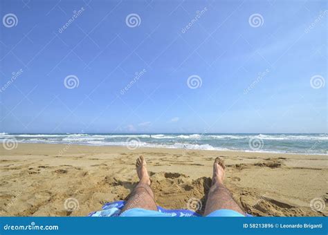 放松的海滩 库存照片 图片 包括有 沙子 夏天 服装 海滩 浴巾 假期 蓝色 色土 节假日 58213896