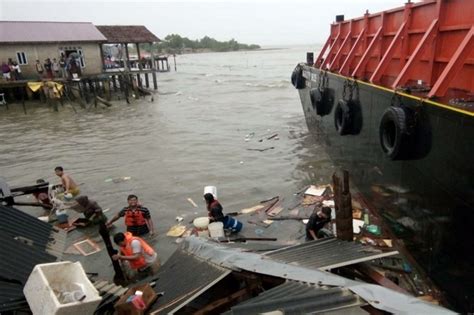 Dihantam Angin Kencang Disertai Hujan Lebat Kapal Tongkang Terjang