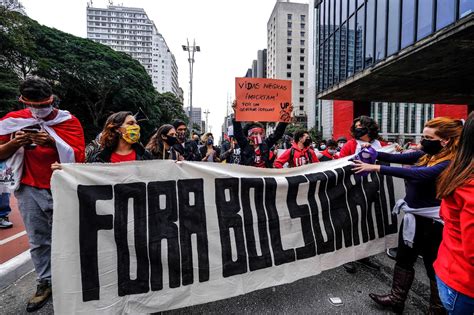 Fotos Manifestantes vão às ruas em São Paulo a favor e contra governo