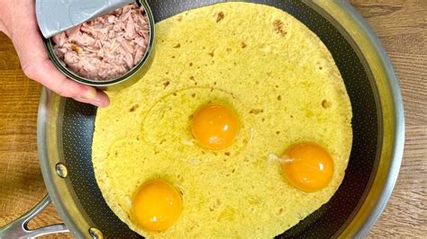 Gießen Sie einfach das Ei auf Tortilla und das Ergebnis wird