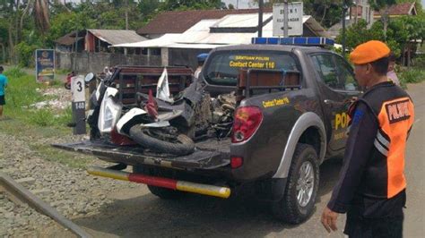 Pemotor Di Tulungagung Lolos Dari Maut Nyaris Tertabrak Kereta Api