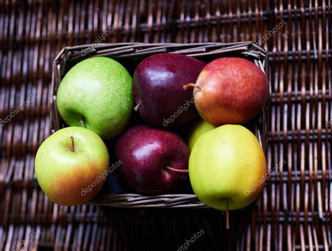 Manzanas Rojas Amarillas Y Verdes Est N En Una Peque A Canasta De