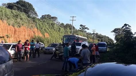 Moradores e motoristas fazem protesto na saída de Itacoatiara cobrando