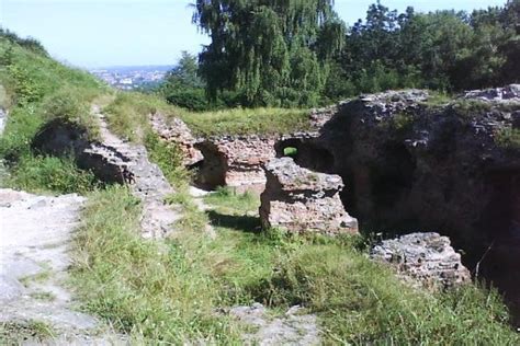 ruiny zamku na Górze św Marcina Tarnów mapa zdjęcia opinie