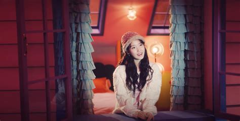 Review Strawberry Moon Iu Kpop Review Kpophit Kpop Hit