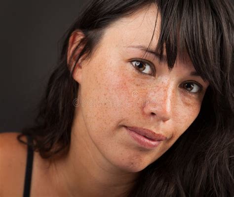 Mooie Aziatische Vrouw In Lingerie Het Wellustige In Openlucht Stellen Stock Afbeelding