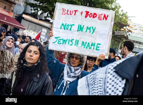 Menschen Nehmen Einer Demonstration In Solidaritaet Mit Palaestina In