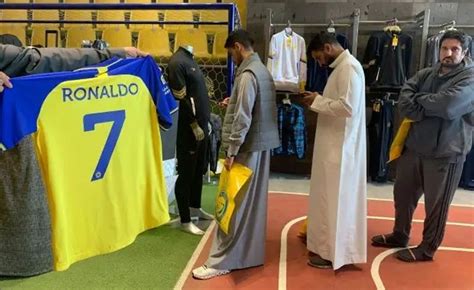 النصر السعودي يبيع قمصان رونالدو بقيمة 2 مليون ريال بعد 24 ساعة من