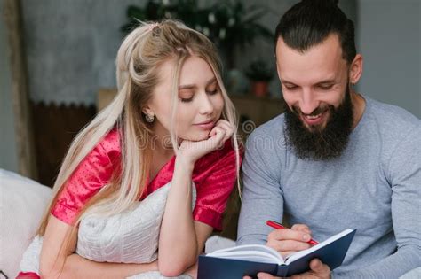 Los Pares Del Plan De La Luna De Miel De Los Recienes Casados Hacen