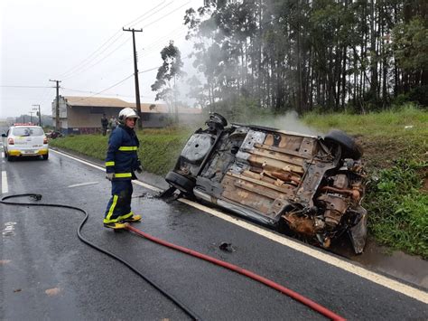 Depois De Capotar Carro Pega Fogo Em Ponta Grossa Campos Gerais E