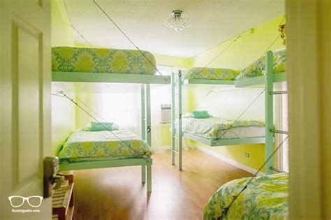 12 BEST Hostels in Hawaii, USA 2024 (for Solo Traveler + Surf)