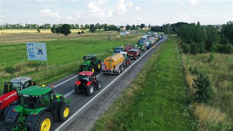 Srock Rolnicy z AgroUnii blokują ważną trasę Policja zaleca objazdy