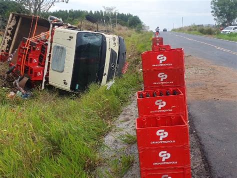 Caminh O Que Saiu De Medeiros Neto Tomba Carga De Bebidas Na Ba