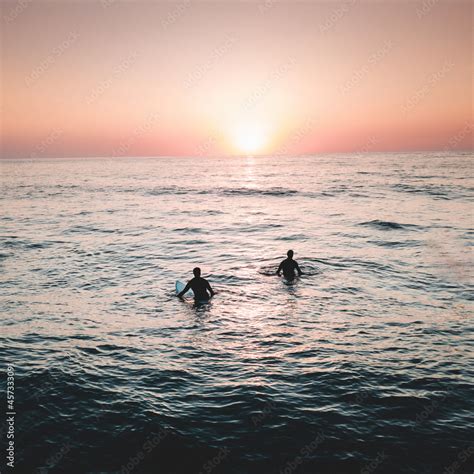 Surfeur Avec Sa Planche De Surf Dans Les Vagues De L Oc An En T Avec