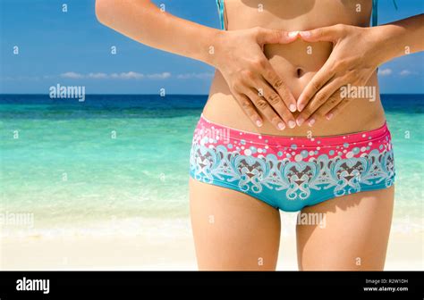 Flat Stomach Bikini Stockfotos Und Bilder Kaufen Alamy