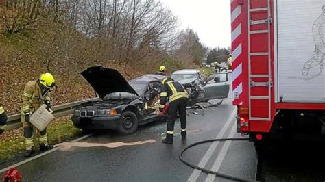 Junger Fahrer Krachte Auf Der B Bei Weida In Den Gegenverkehr Vier