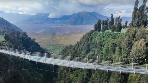 Jembatan Kaca Di Bromo Pertama Di Indonesia Berikut Faktanya