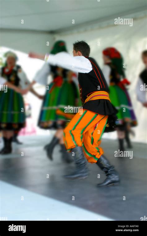 Polish folk dance Stock Photo - Alamy