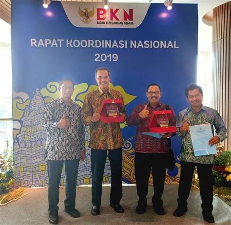 Mantap Pemkot Kediri Raih BKN Award Kategori Penilaian Kerja