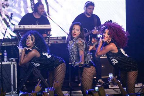 Anitta Abusa Da Sensualidade Em Casa De Show Em Sp