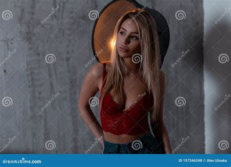Junge Attraktive Frauenblondine Mit Hot Br Ste In Einem Eleganten Korsett Der Roten Spitzes In