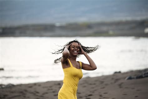 Hermosa mujer negra en bikini en una playa volcánica en santo antao cabo verde Foto Premium