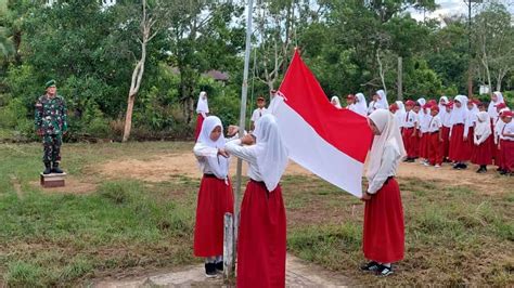 Tumbuhkan Rasa Cinta Tanah Air Dan Belneg Babinsa Sulung Pimpin Upacara