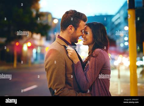 Jeune Couple Embrassant En Ville Banque De Photographies Et Dimages à Haute Résolution Alamy