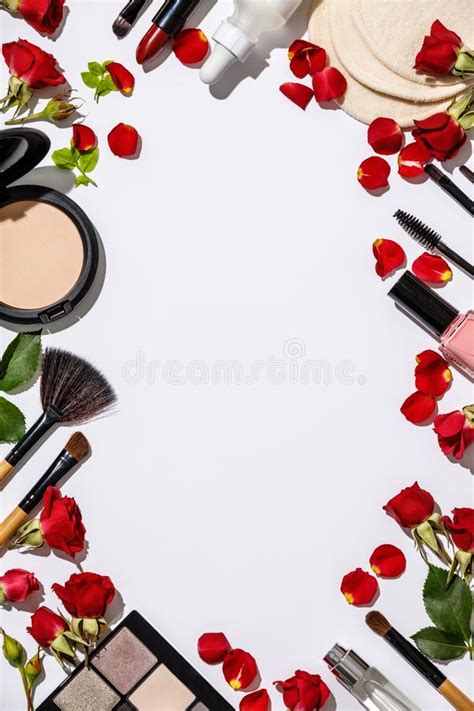 Cepillos Del Maquillaje Y Productos Cosm Ticos En Un Fondo Blanco