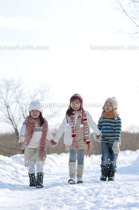 雪道を歩く子供たちの写真素材 124205669 イメージマート