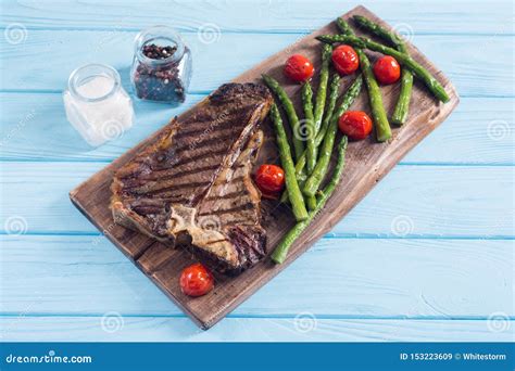 Filete Asado A La Parrilla Del T Hueso Con Los Tomates Del Esp Rrago Y