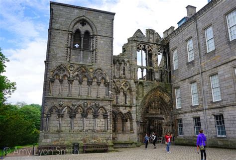 Visiting Holyrood Abbey in Edinburgh, Scotland - Bedlam & Daisies