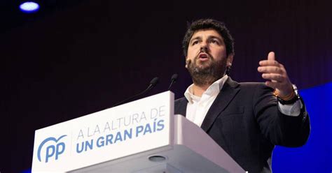 López Miras remodela su gobierno con perfiles más políticos para la