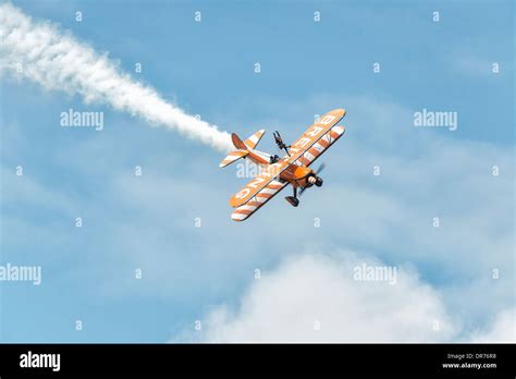 Un Boeing Stearman Du Biplan Breitling Wingwalking Aerosuperbatics Team