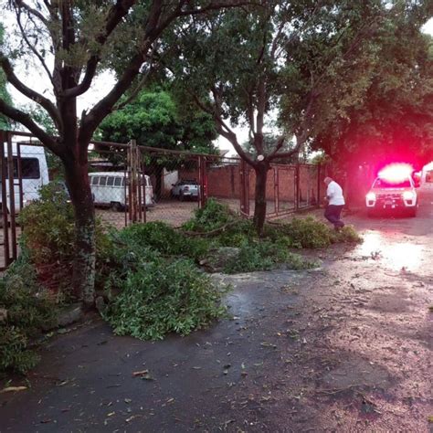 Interior Pen Polis Pancada De Chuva Causa Danos Em Estruturas De