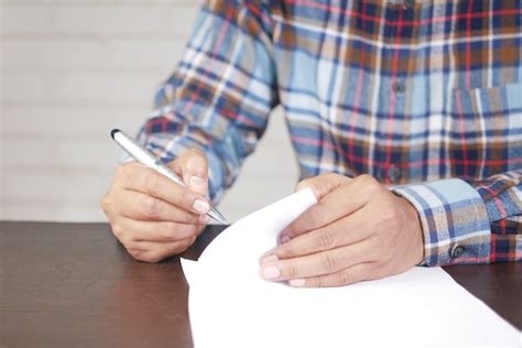 Mão De Homem Com Caneta Tinteiro Escrevendo Ou Assinando No Papel