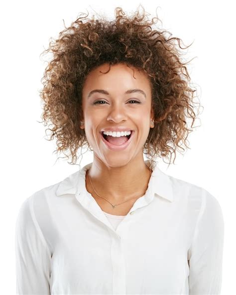 Sourire De Beauté Et Portrait De Femme Noire Sur Fond Blanc Avec Des