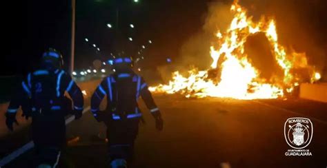 El incendio de un camión cargado de pacas de paja provoca el corte de