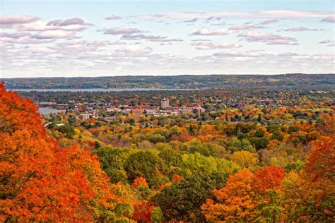 11 Beautiful Small Towns on Lake Michigan For a Coastal Getaway