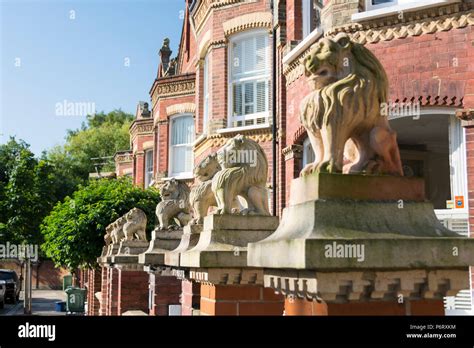 Edwardian Lion Houses Glebe Road Barnes London Sw13 Uk Stock Photo