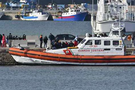 Migranti Sbarcati In 490 Nel Porto Di Crotone Arrivate Quasi 700